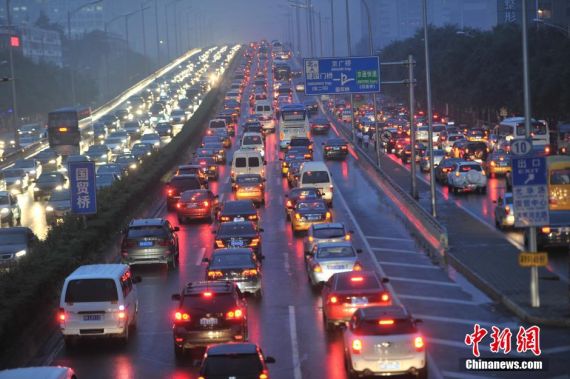 北京“最堵月”首日 晚高峰降雨拥堵严重